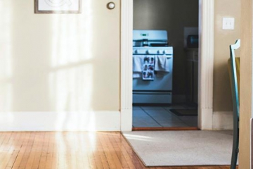 Жёлтый диван в интерьере разных стилей